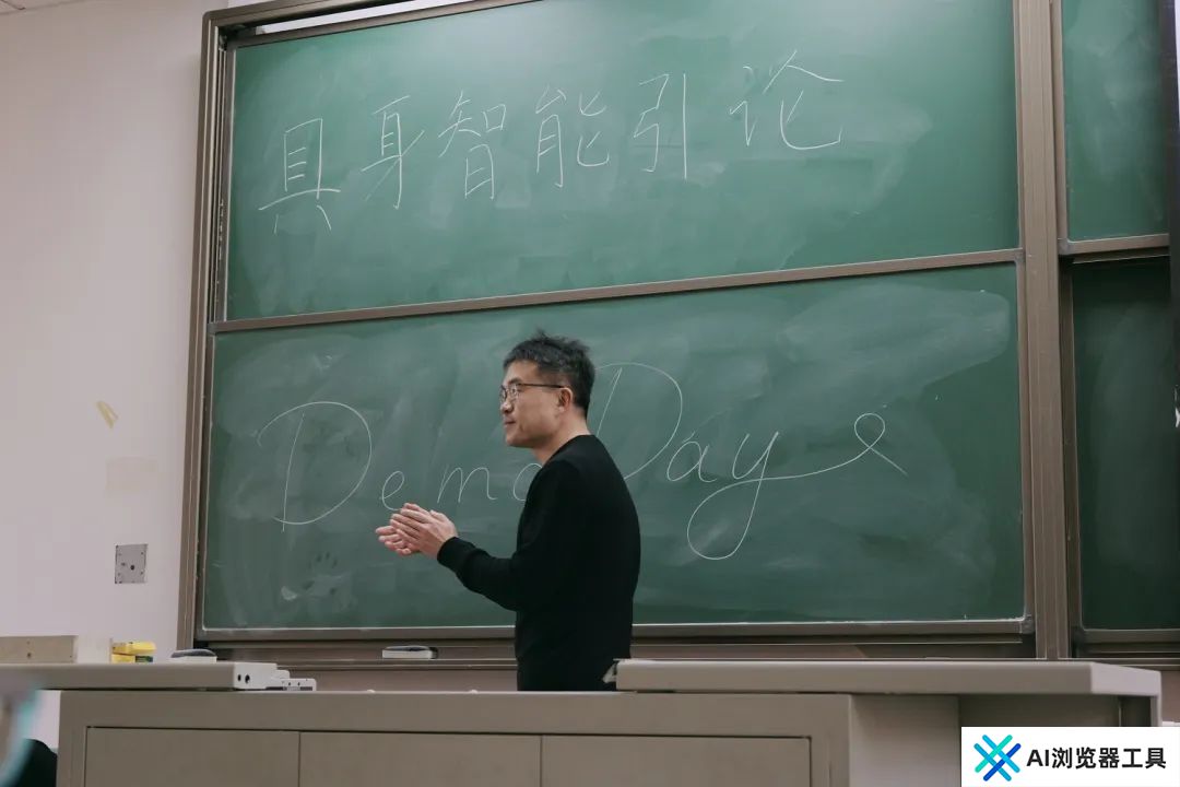 2024年秋季学期最后一节AI课，80多位复旦同学人手一个机器人 