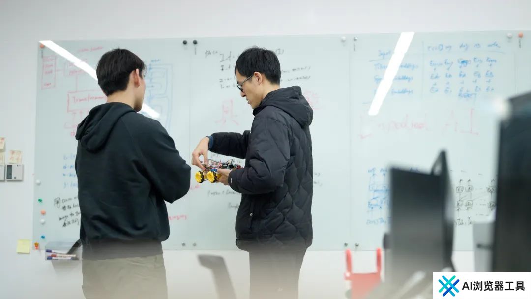 2024年秋季学期最后一节AI课，80多位复旦同学人手一个机器人 