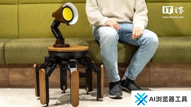 六脚 AI 机器人 Mi-Mo 亮相 CES 2025，头部是个台灯